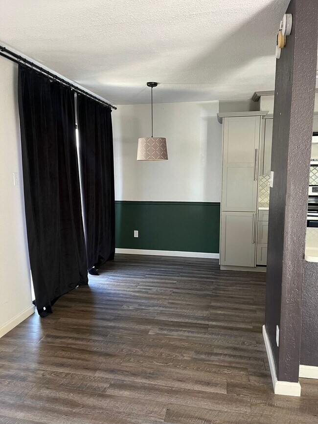 Building Photo - 2 Bedroom Townhome in Austin