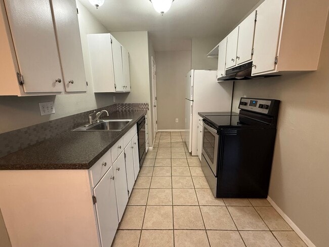 Building Photo - Now renting 1 bedroom Condo Downstairs