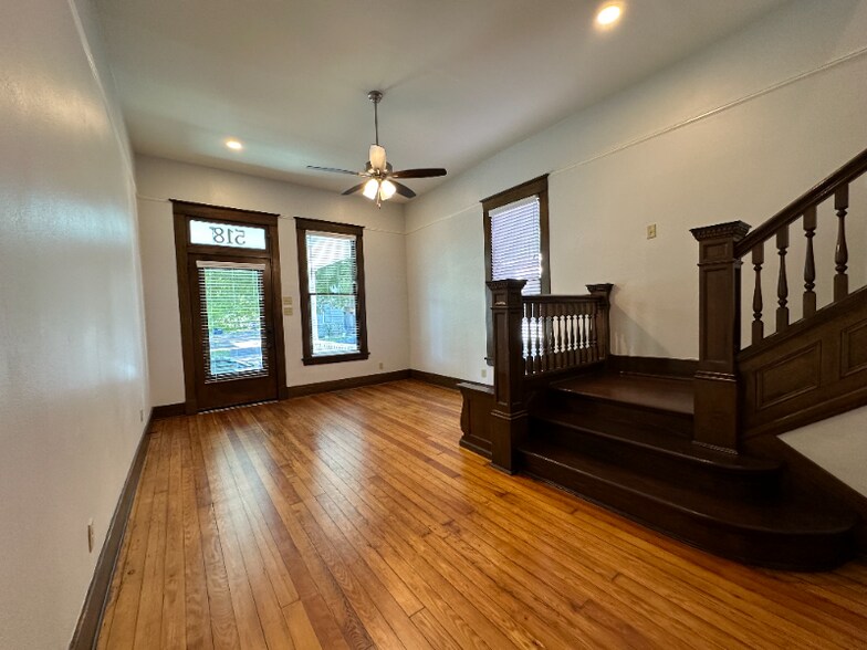 Building Photo - 514 E 8th St