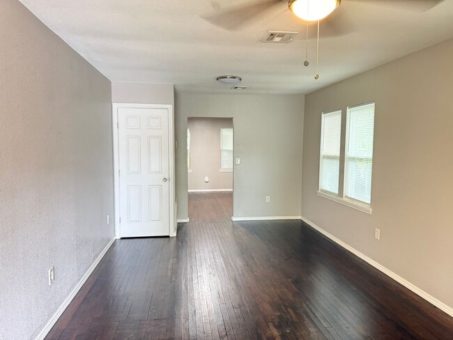 Building Photo - Tulsa: 3 bedroom house On A Private Road