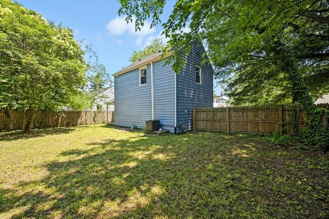 Building Photo - 819 19th Pl