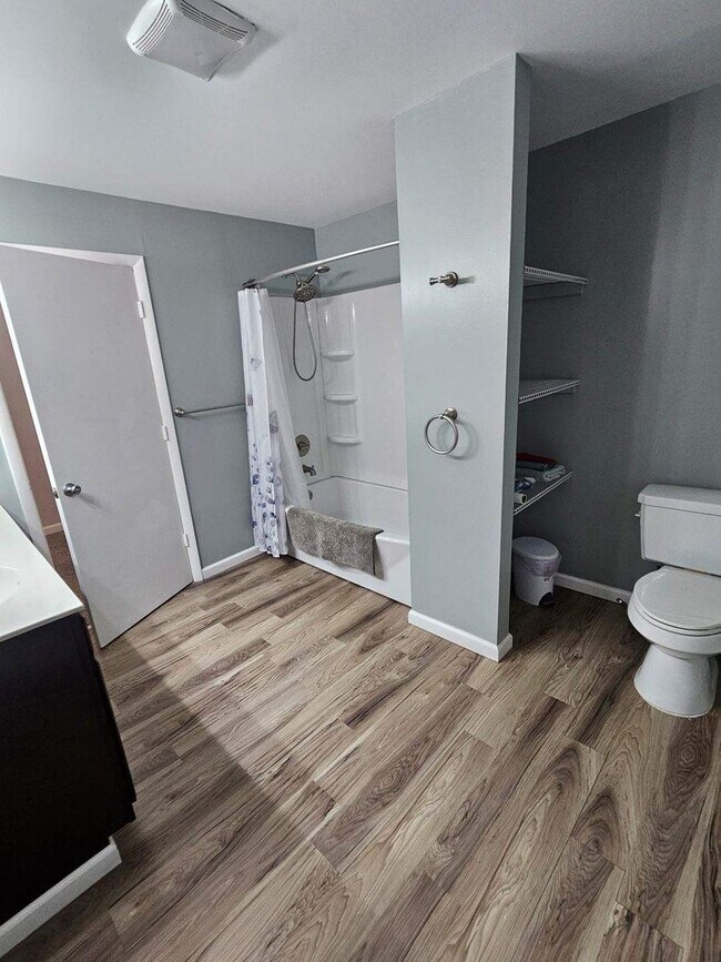 Building Photo - Spacious 3 Bedroom Single Family Home Bloomfield $2100