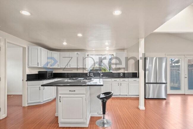 Building Photo - 41861 Maywood St