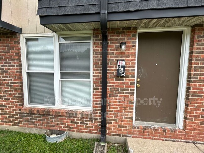 Building Photo - 955 Taylorsview Dr