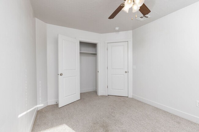 Building Photo - 3 bed / 2.5 bath / 2-car with washer/dryer/fridge 2019 built END UNIT!