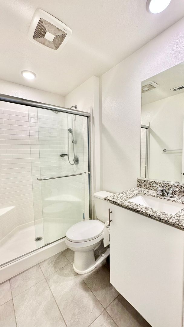 Building Photo - Beautiful, Newer Construction Home in Desi...