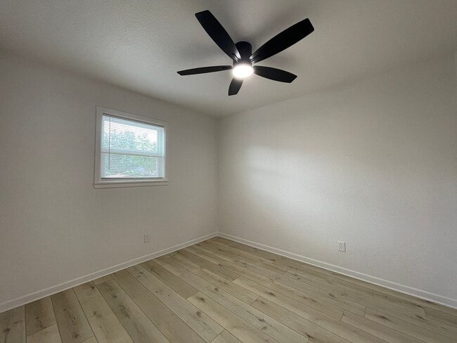 Building Photo - Fresh, Fun, 3-bed, 1-bath Lamesa Home