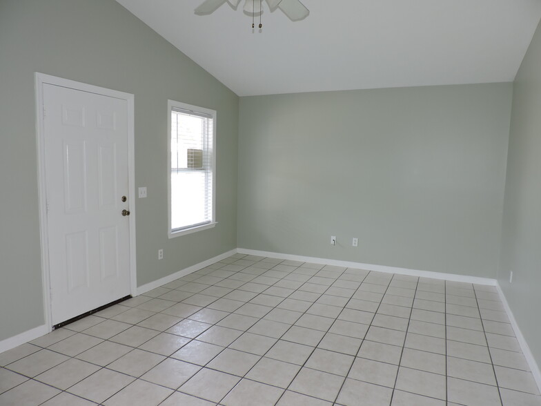 Building Photo - 5931 Pinetree Ave