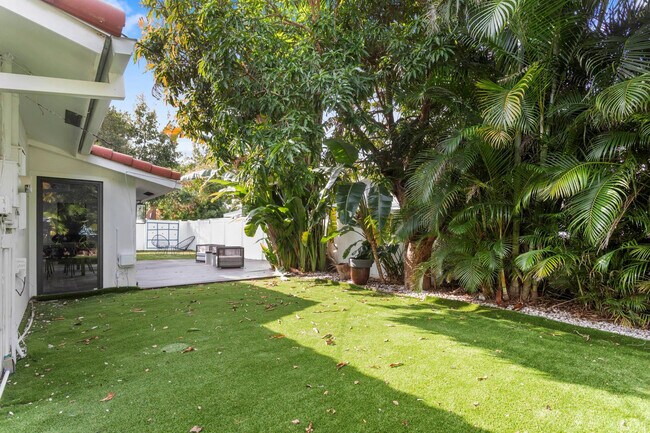 Building Photo - 715 NE 25th Ave