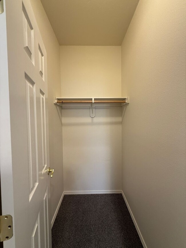 Building Photo - 3 bed, 2 bath Single Level Home