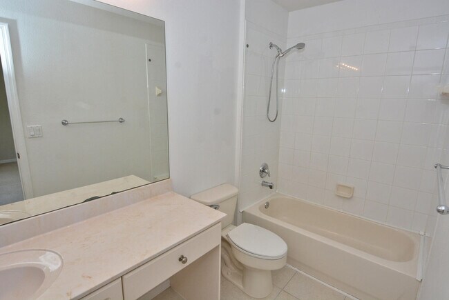 Building Photo - 2138 SE Grand Dr