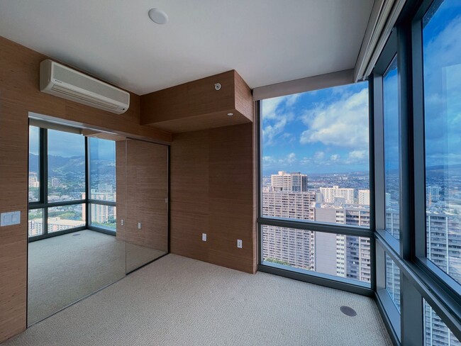 Building Photo - Luxurious Penthouse Living in Downtown Honolulu!