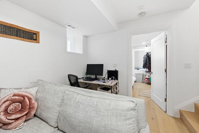 Building Photo - 6 Richardson St