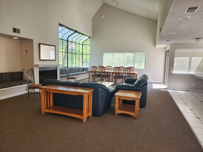 Building Photo - 3001 Woodlake Dr