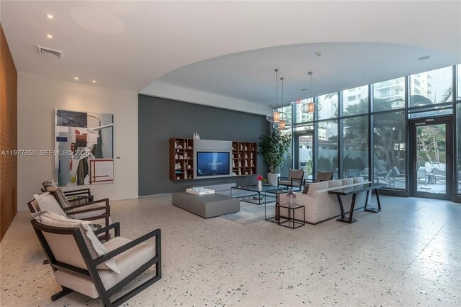 Building Photo - 460 NE 28th St