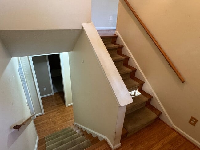 Building Photo - Charming 5 Bedroom Home off Lakeside Drive