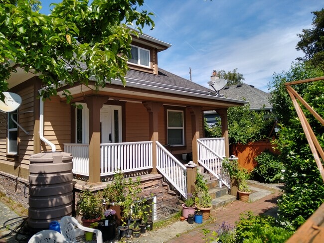 Building Photo - 5501 Brooklyn Ave NE