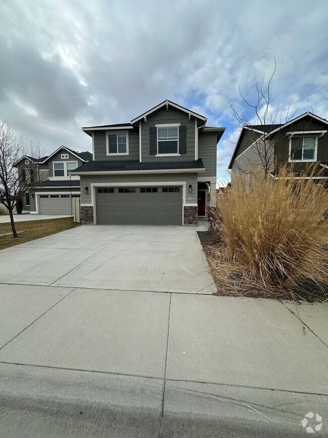 Building Photo - Three bedroom, 2 1/2 bath two-story Home m...