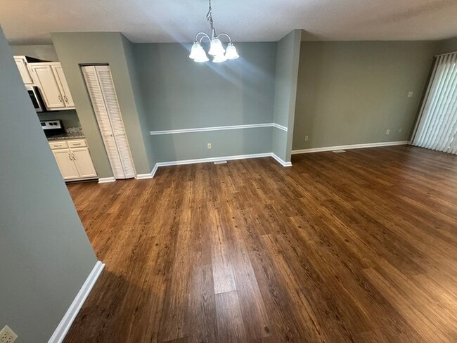 Building Photo - Beautiful 2 Bedroom 1.5 Bath Town Home! Ne...