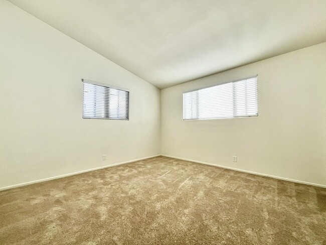 Building Photo - 333 Rexford Dr