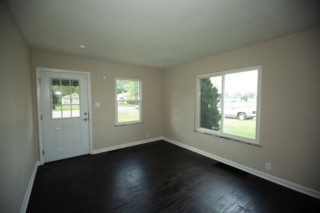 Building Photo - 2 Bed 1 Bath Home located in Warren Township