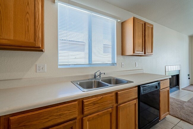 Building Photo - Warm Desert Living in La Cholla Ridge – 3 Bedroom Tucson Retreat