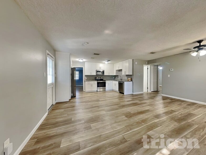 Building Photo - 10916 N 14th St