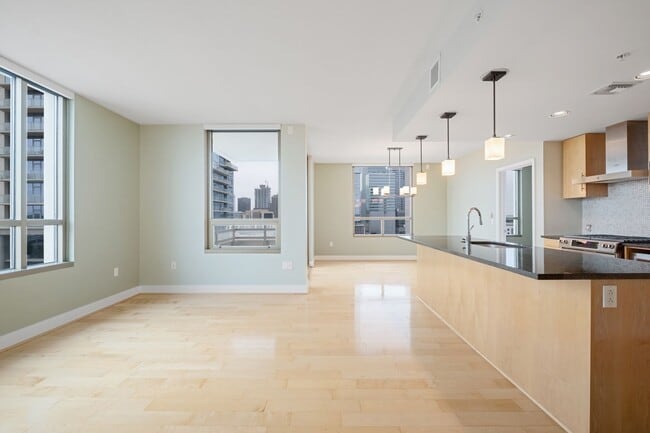 Building Photo - Luxurious 2 Bedroom, 2 Bath High Rise in Downtown Austin