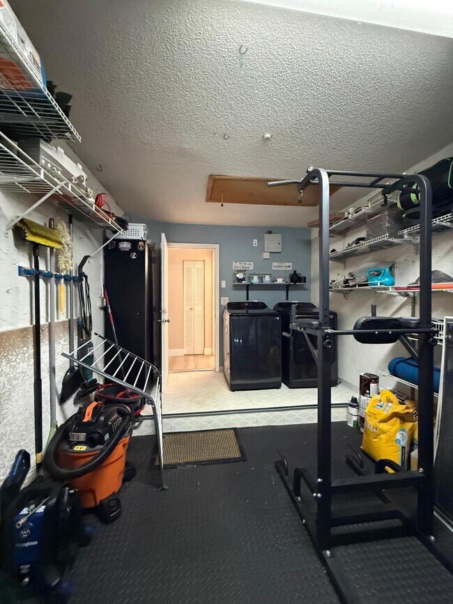 Building Photo - 1120 W Lakes Dr