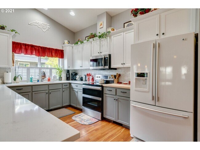 Building Photo - Charming One Level Custom Home