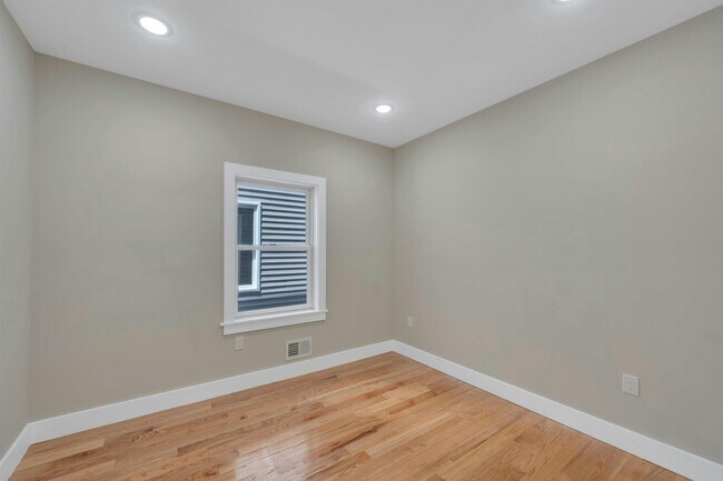 Building Photo - 275 Pearsall Ave
