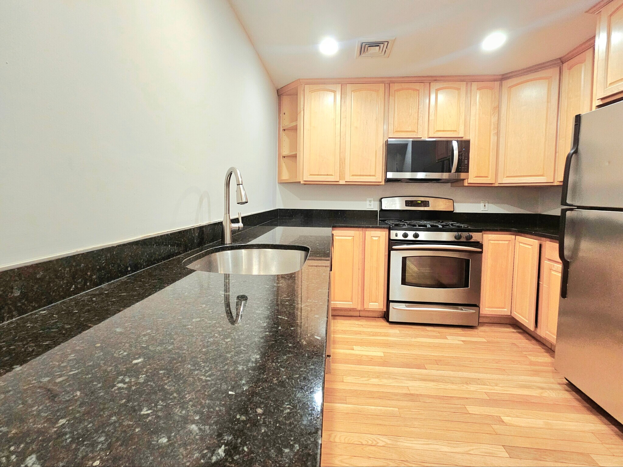 Building Photo - 135 Calumet St