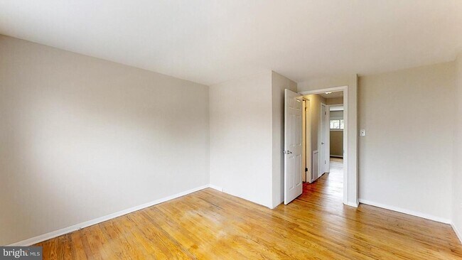 Building Photo - Recently Updated 4BR/2BA Twin with Central Air & Fenced Backyard