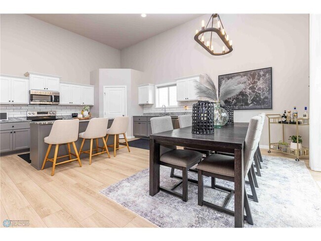 Building Photo - 1058 Ashley Dr W