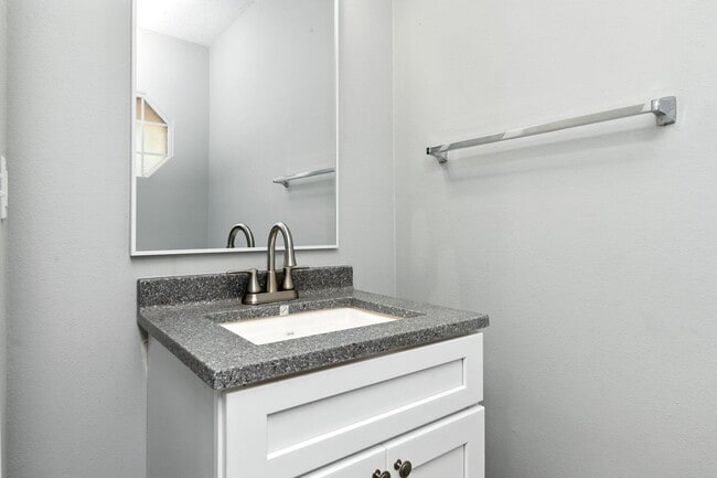 Building Photo - 303 Crooked Pine Trail