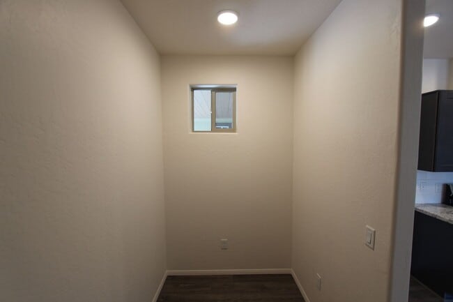 Building Photo - 1650 E Ponderosa Pkwy
