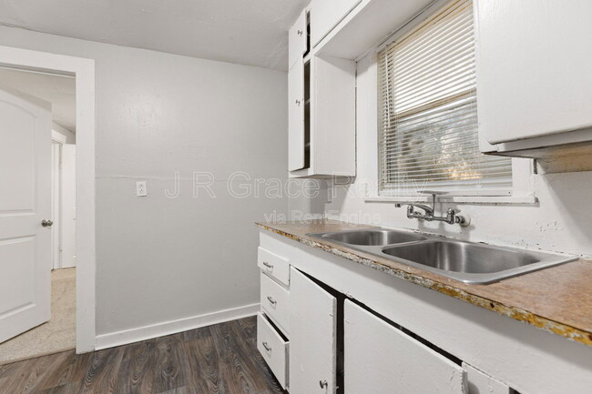 Building Photo - 515 E Lee St