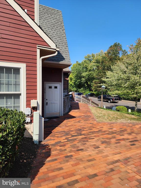 Building Photo - 295 N Sycamore St