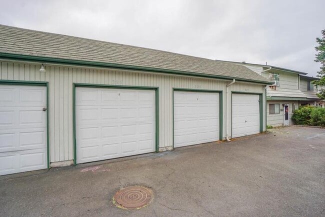 Building Photo - THREE BEDROOM TOWN HOME WITH GARAGE IN HAZEL DELL