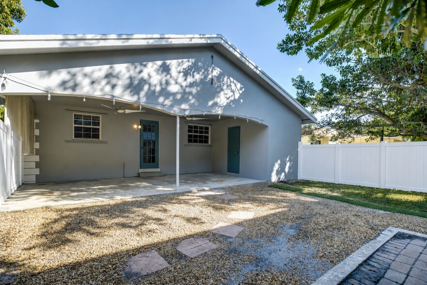 Building Photo - 600 SW 15th St