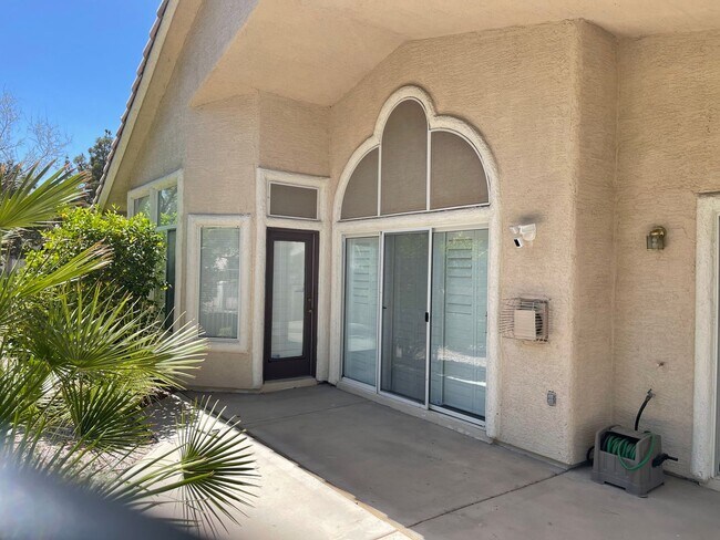 Building Photo - Charming 3-Bedroom Home Backing to Greenway with Golf Course Access