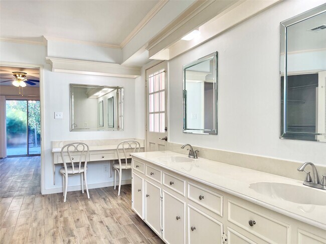 Building Photo - 707 Center Hill Dr