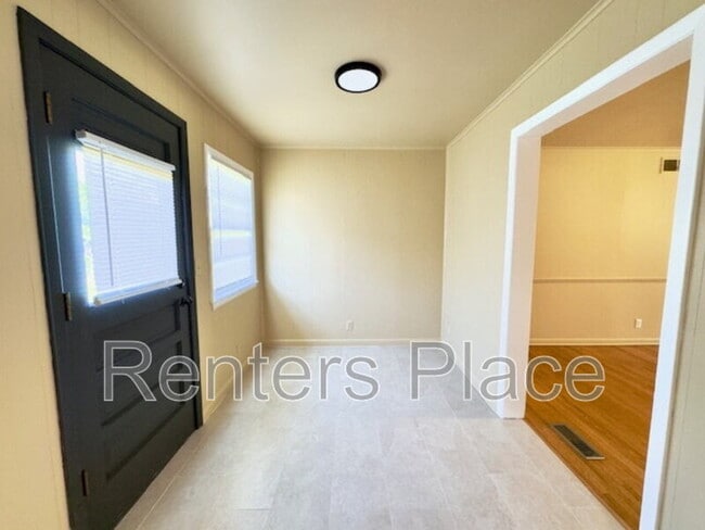 Building Photo - 1045 E 53rd St