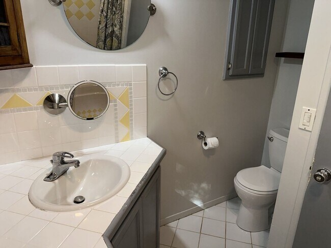 Building Photo - 2000+ sf home is in a great location, pet ...