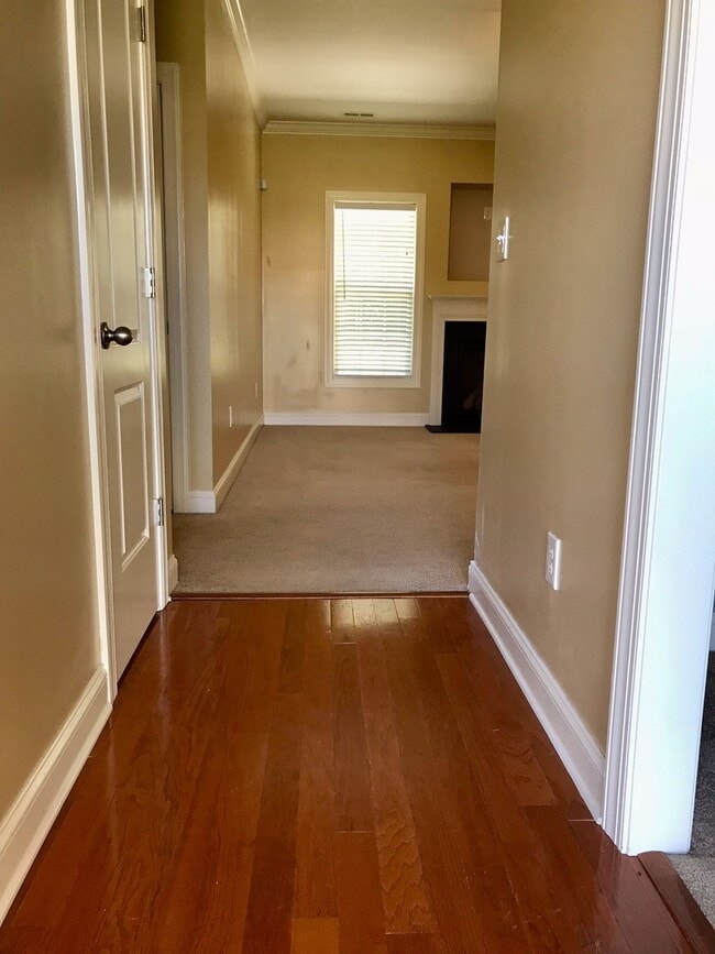 Building Photo - Rad in Raintree!