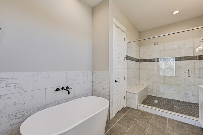 Building Photo - 1302 W 24th St