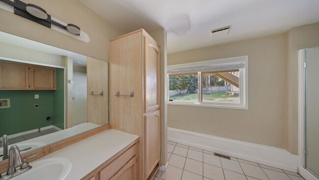 Building Photo - 4 Bed 3 Bath - 2 Living Rooms - Office Area - Pet Friendly - NAS Whidbey