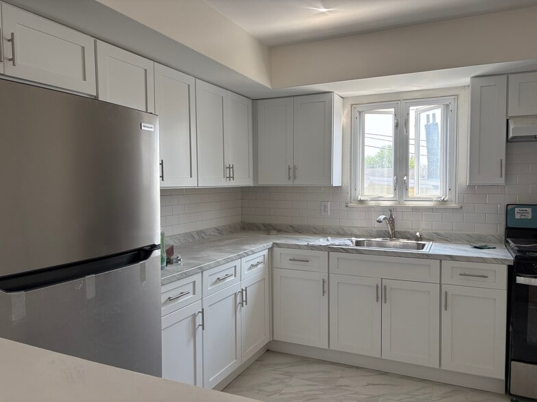 Primary Photo - 224 71st St