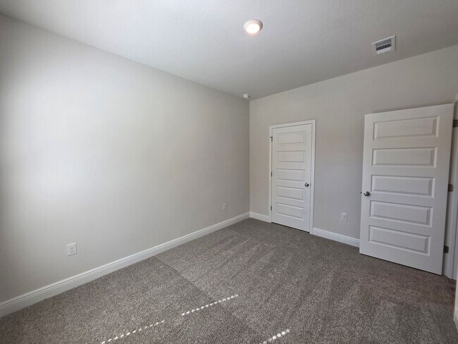 Building Photo - Brand new 5BR/3BA with Amenities Galore