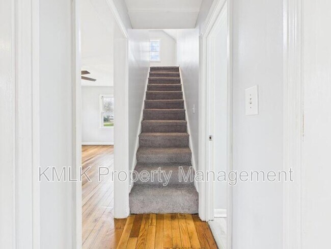 Building Photo - 1078 Lindsay Ave